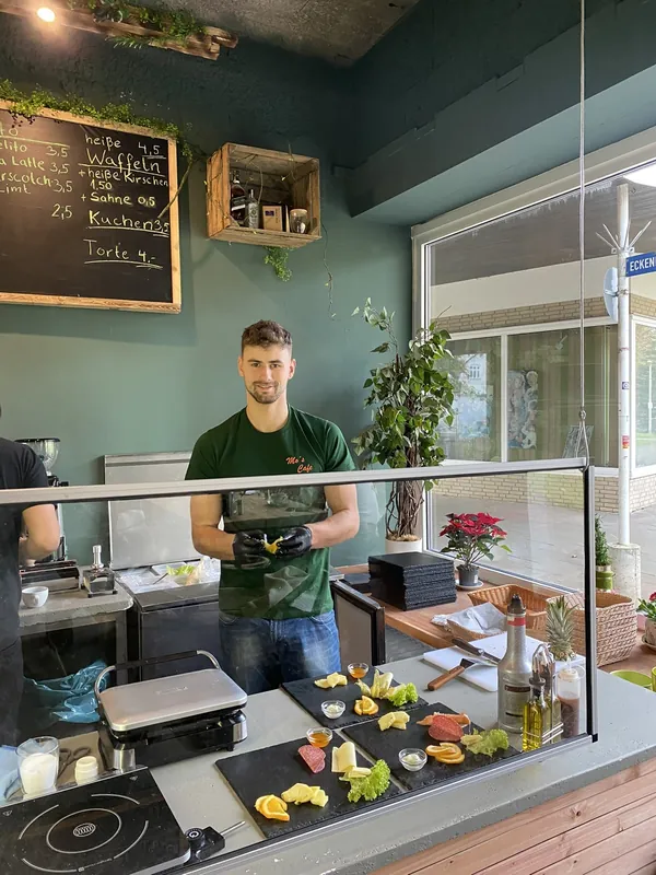 Blick auf die Kuchentheke von Mo's Café mit einem Mitarbeiter dahinter