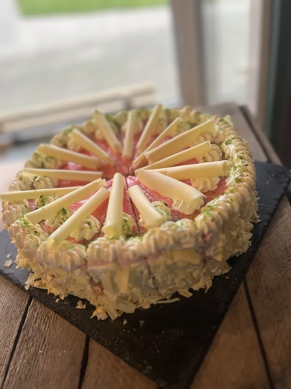 Torte mit heller Creme und Pistazien, frisch aufgeschnitten
