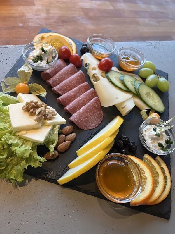 Frühstücksplatte mit Käse, Aufschnitt, Oliven, Nüssen und Honig im Mo's Café