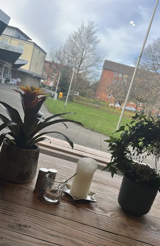 Blick aus dem Mo's Café auf den Eckenerplatz in Kiel-Holtenau