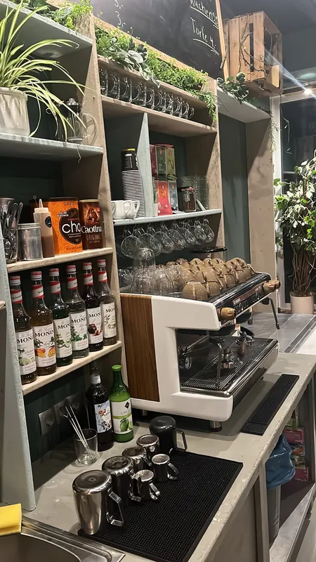 Siebträgermaschine und Sirupauswahl hinter dem Tresen im Mo's Café in Kiel-Holtenau